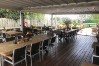 Biergarten am Wasser in Giethoorn Holland
