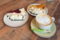 Nach einer Wanderung oder Fahrradtour können Sie im Restaurant De Javaan Oudeschans tagsüber eine Tasse Kaffee ein Mittagessen oder einen Umtrunk genießen
